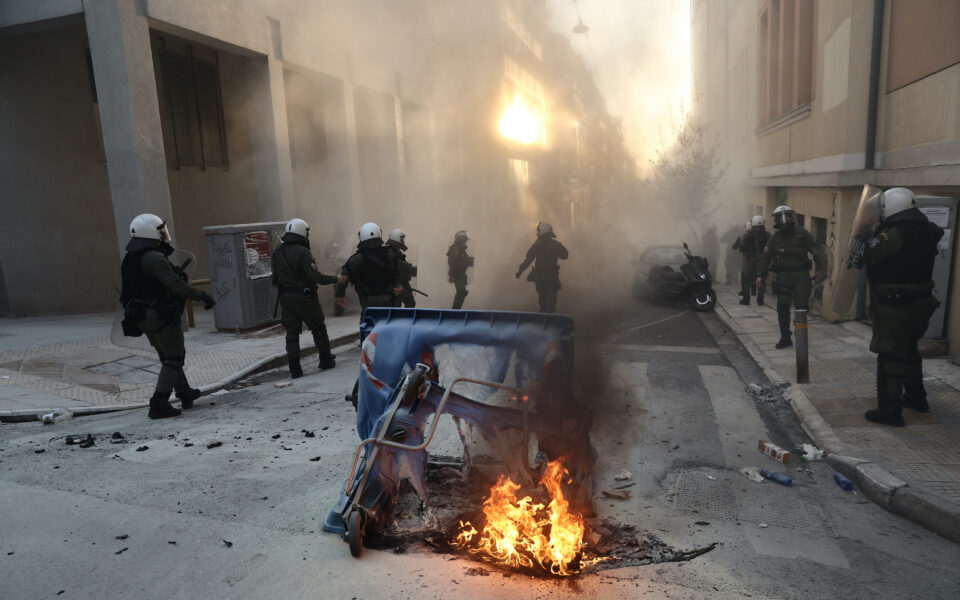 Clashes on athens streets between protesters and police. Photo Ekathimerini. 