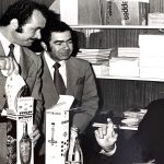 former-PM-of-australia-Gough-Whitlam-with-Greek-Herald-publisher-Theo-skalkos-sharing-a-favorite-greek-drink-of-Metaxa-at-the-Greek-Herald-offices