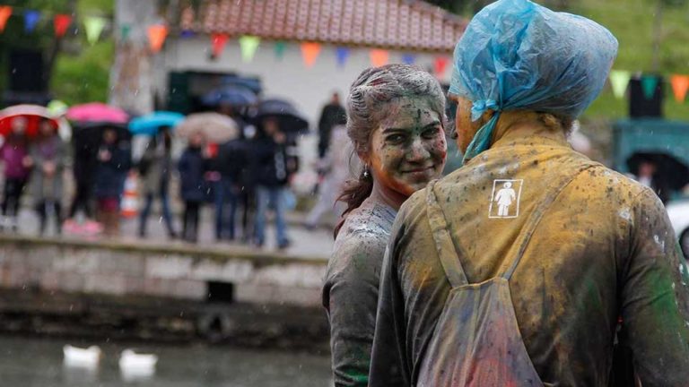 Greeks celebrate Clean Monday with kite-flying, picnics and ‘flour wars’
