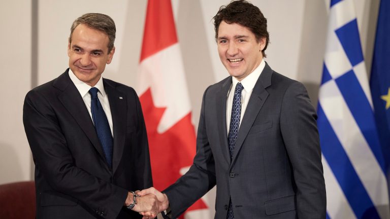 Mitsotakis meets with Trudeau in Canada to sign firefighting aircraft agreement