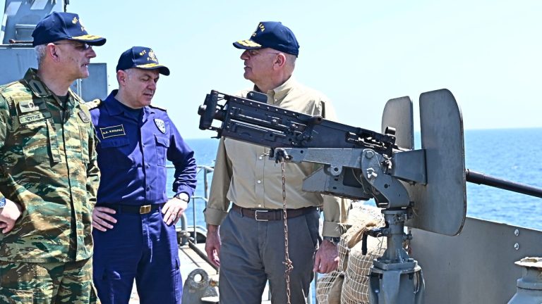 Greece’s Defence Minister visits Greek frigate in Red Sea mission
