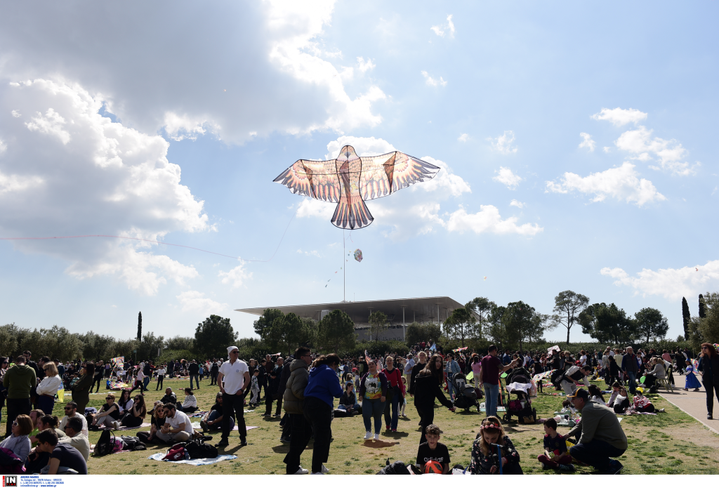 Athenians gather at the park of the Stavros Niarchos Foundation Cultural Center in Kallithea in southern Athens to picnic and fly kites. [Nikos Panagiotopoulos/Intime News
