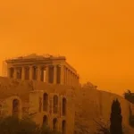 Athens and southern parts of Greece were again enveloped in Saharan dust on Tuesday. Photo Ekathimerini. 2 555