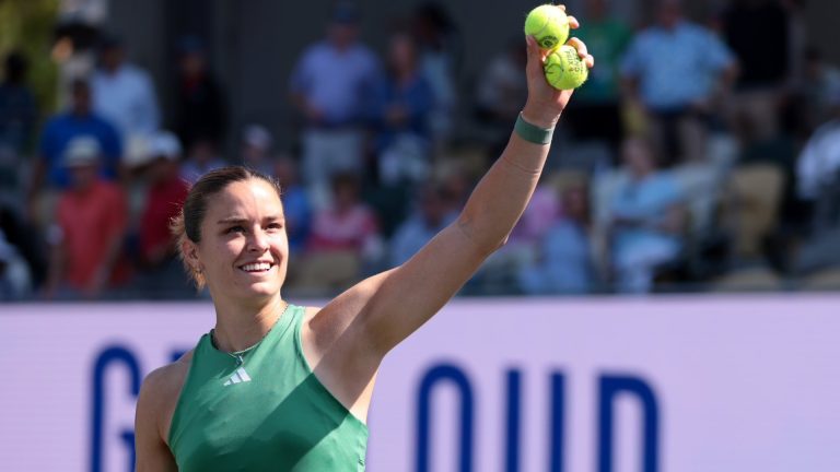 Maria Sakkari advances to third straight quarter final