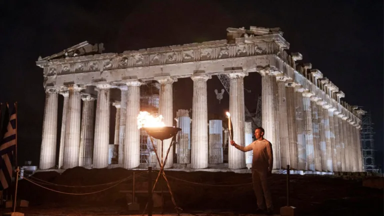 Olympic torch relay continues across Greece, making stop at Acropolis 
