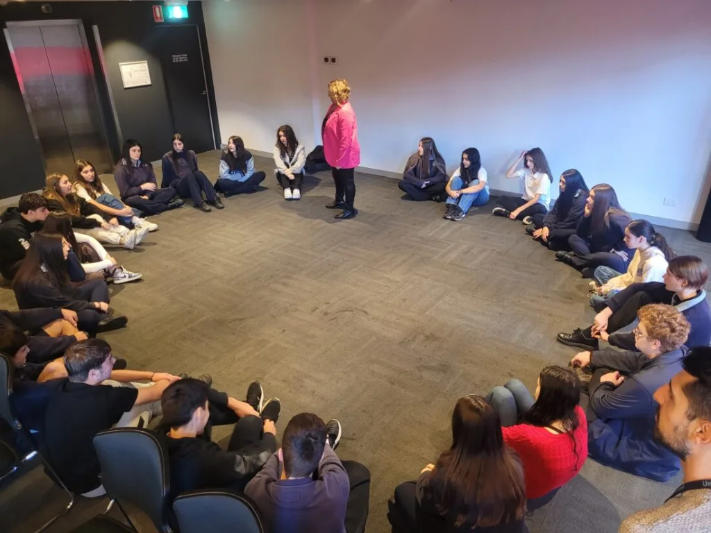 This interesting meeting took place as part of a three-day educational visit to Melbourne by students of Greek from Unley High School in Adelaide,