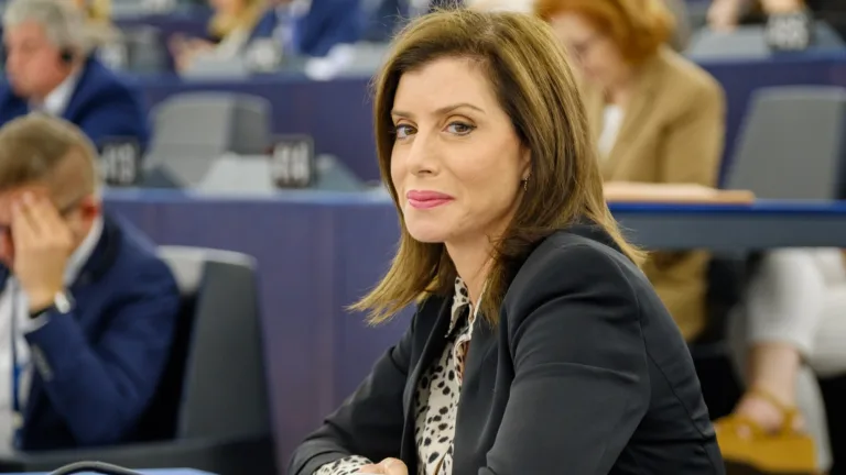 Watchdog fines Greek Interior Ministry, MEP over diaspora email data breach