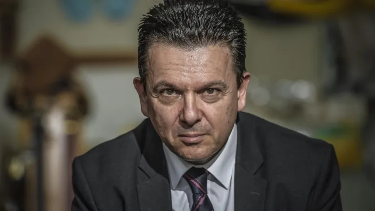 Nick Xenophon launches legal action against his former law firm