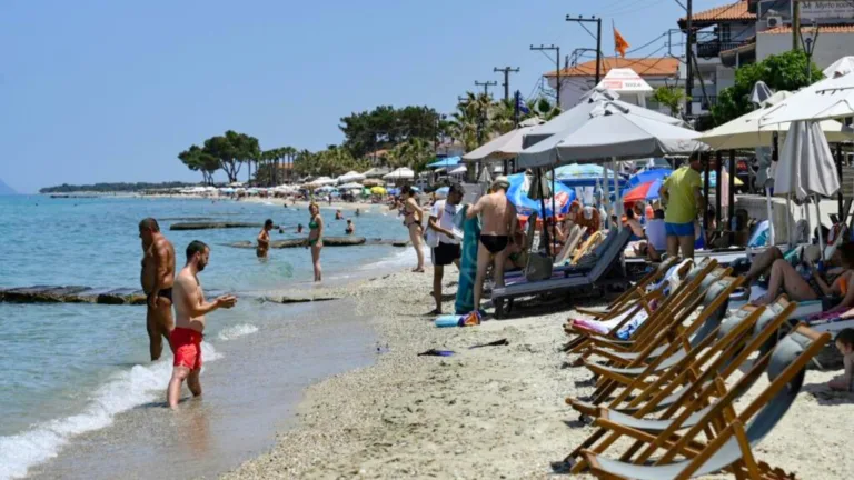 Greece tries to rein in sunbed chaos amid increased tourism