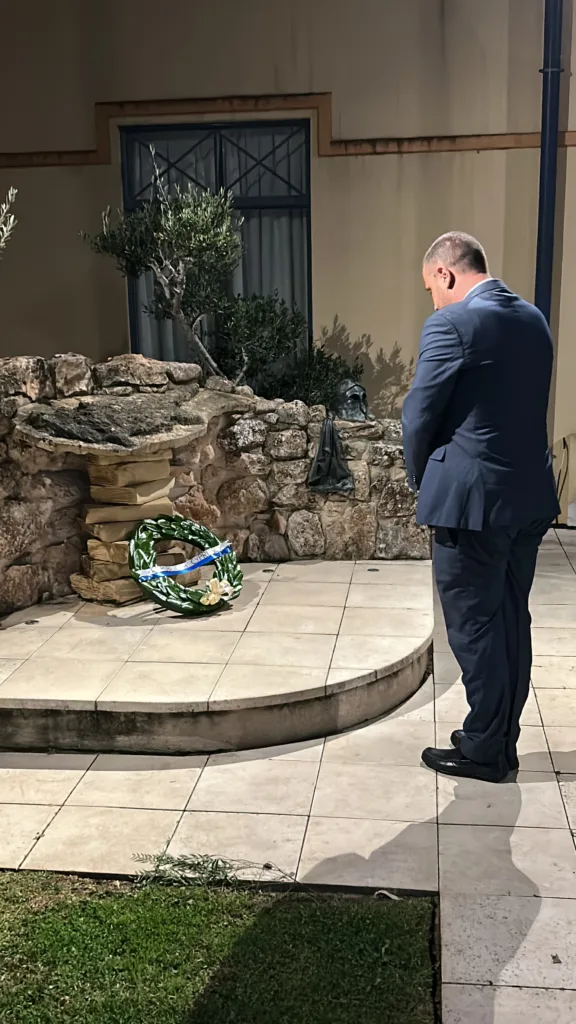 Commissioner Palates lays wreath and Cyprus Community of SA