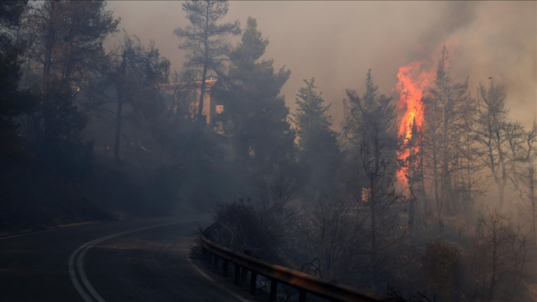 Smoke blankets Athens as wildfires rage nearby