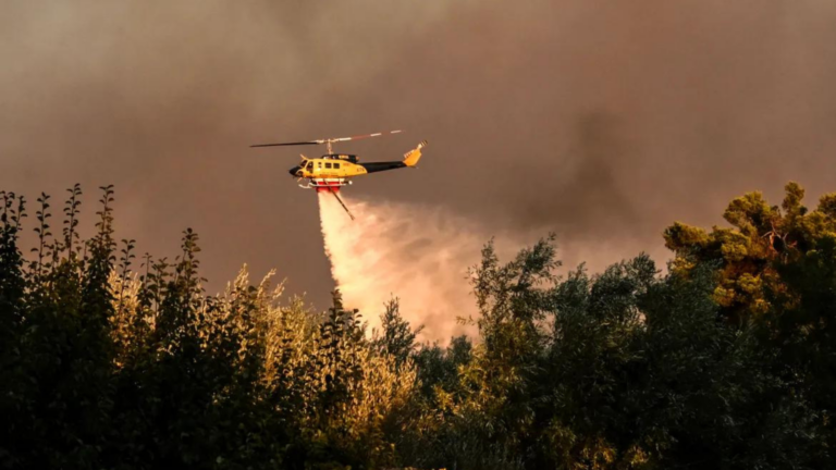Australian helicopters help fight wildfires raging near Athens