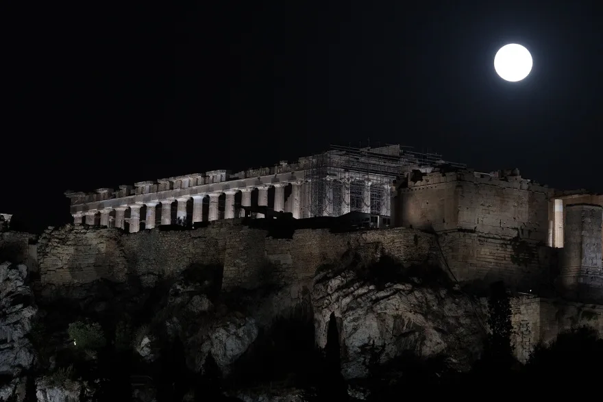 Full moon spotted near the famous Acropolis.