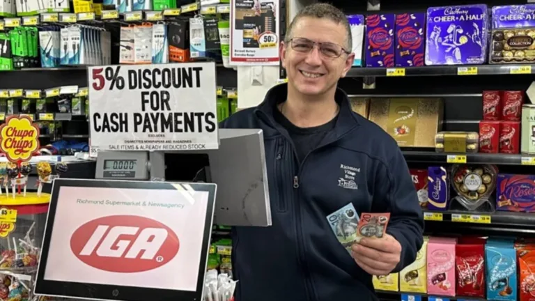 IGA store owner Kosta Tzortzis offers discounts to Aussies using cash