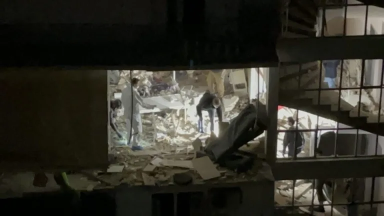 Anti-terror squad investigates bomb blast that killed one in Athens apartment