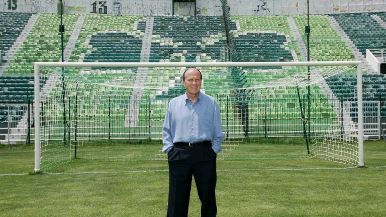 Greece bids farewell to football legend Mimis Domazos