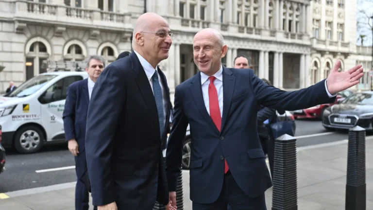 Greek and British Defence Ministers discuss bilateral relations