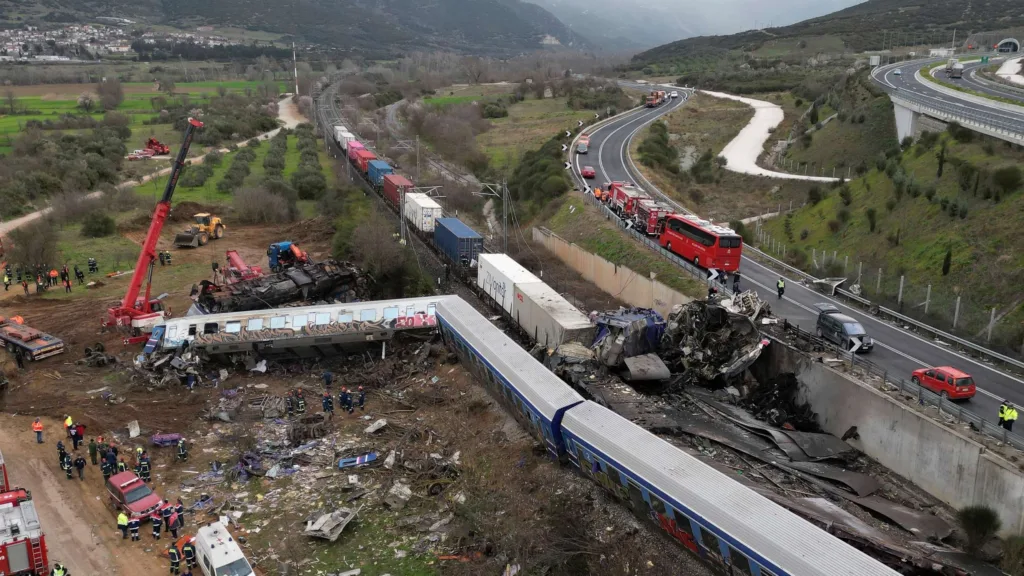 A crane, firefighters and rescuers operate after a collision in Tempe near Larissa city, Greece, March 1, 2023. Photo: Vaggelis Kousioras/AP.