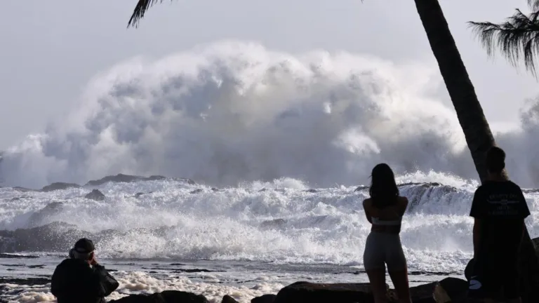 Five days of chaos ahead as Cyclone Alfred crawls towards land
