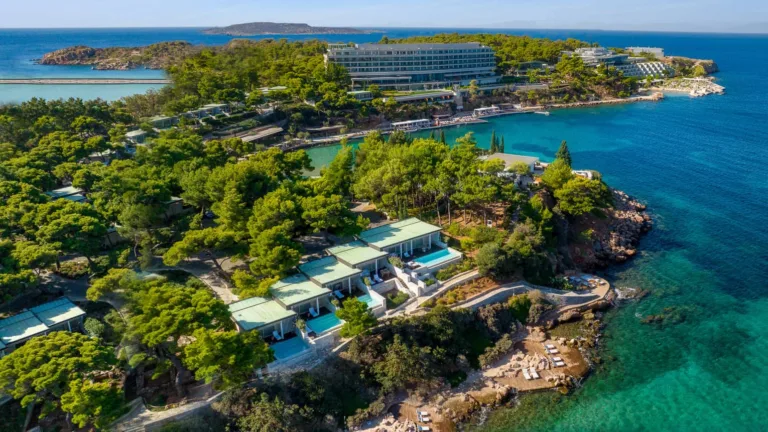 Fifteen Greek hotels honoured in Forbes 2025 Awards