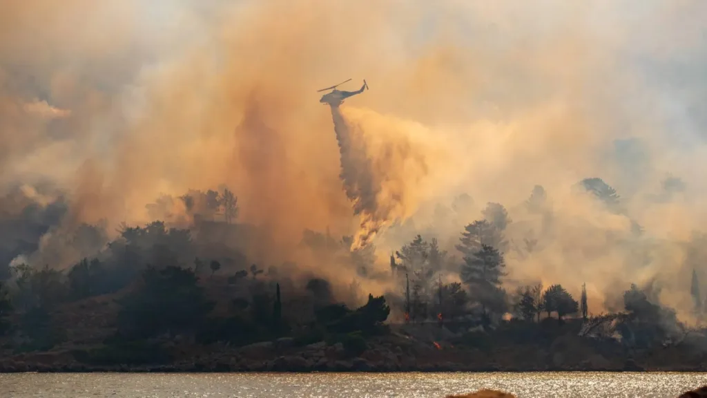 A firefighting helicopter during firefighting operations on Chios Island, Greece, 24 June 2025. Photo: EPA / Kostas Kourgias.