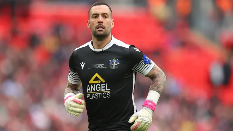 Dean Bouzanis returns to A-League with Brisbane Roar signing