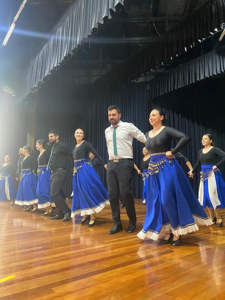  Siszmos Dance Group