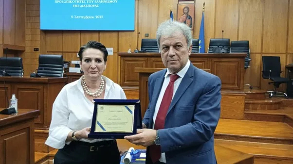 The daughter of the late Zisis Dardalis, Rina Dardalis-Lada, accepts her father’s honorary distinction from the Regional Governor, Giorgos Amanatidis.