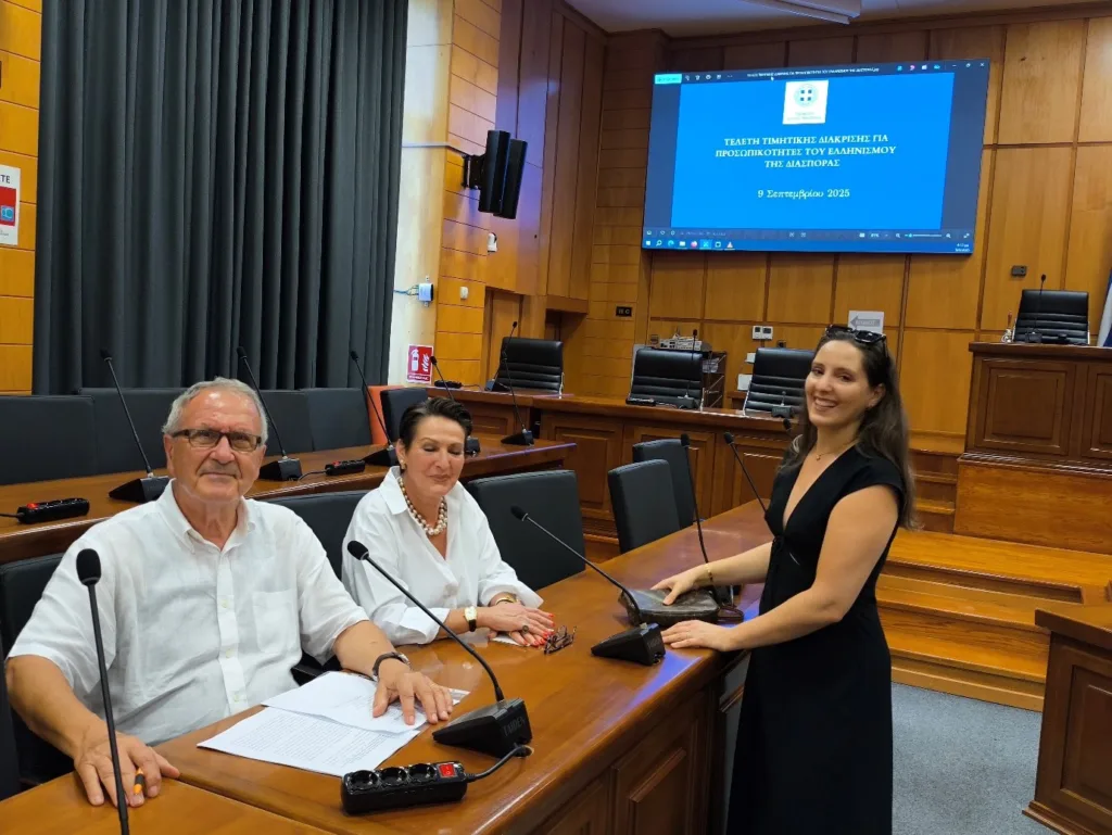 Those receiving the honorary distinction: the daughter and granddaughter of the late Zisis Dardalis, and Mr Tamis.