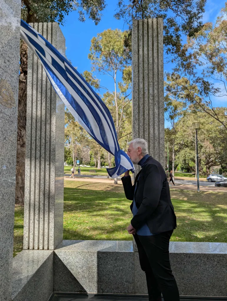 Loverdos kissed the Greek flag