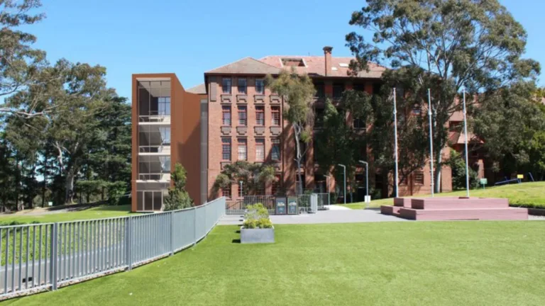 St Benedict School in Mt Torrens rejects screens, embraces ancient Greek philosophy