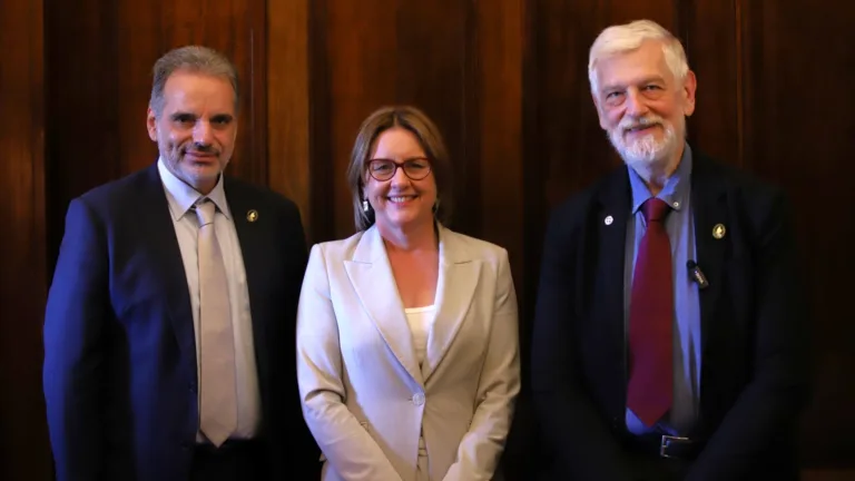 Greek Deputy Foreign Minister holds talks with Victorian Premier, visits Hellenic Museum