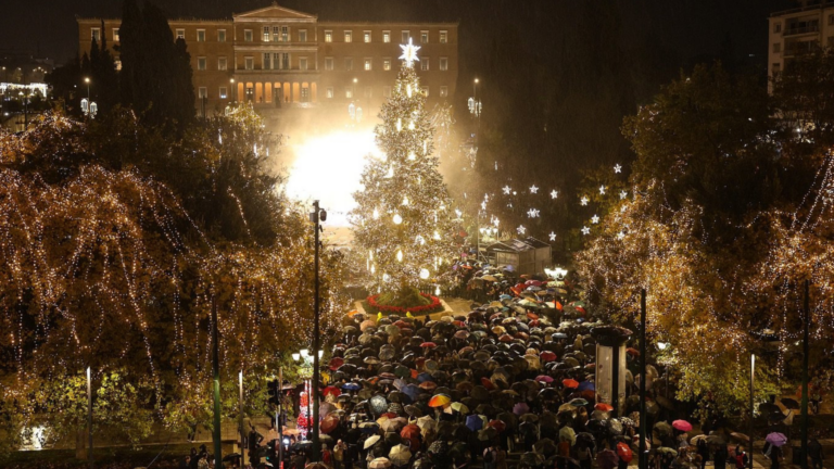 Athenians defy rain for Syntagma Square Christmas tree lighting