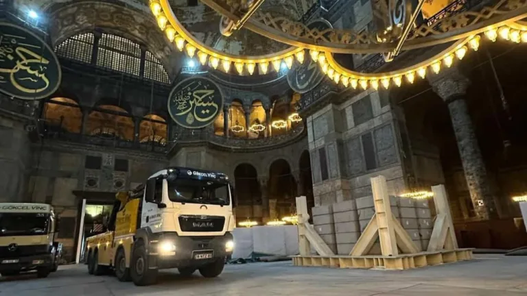 Crane truck inside Hagia Sophia sparks fears over floor damage
