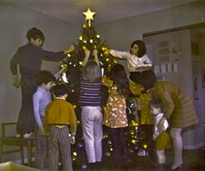 Decorating_the_tree