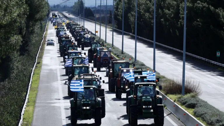 Farmers paralyse roads and borders across Greece after talks with government stall