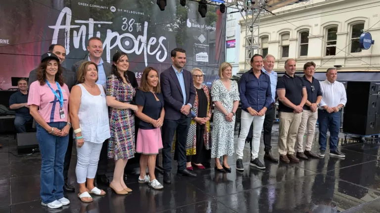 Liberals brave the rain and go walkabout at the Antipodes Festival
