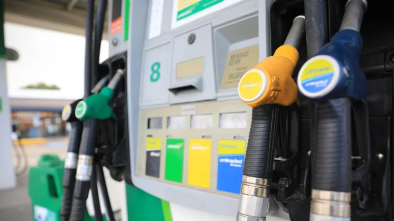 Fuel crisis deepens: Greece caps margins while Australia moves to ease shortages