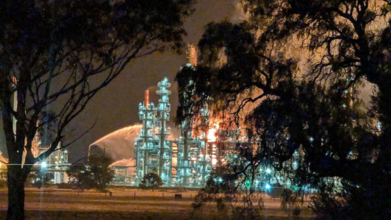 Major fire at Geelong oil refinery sparks explosions