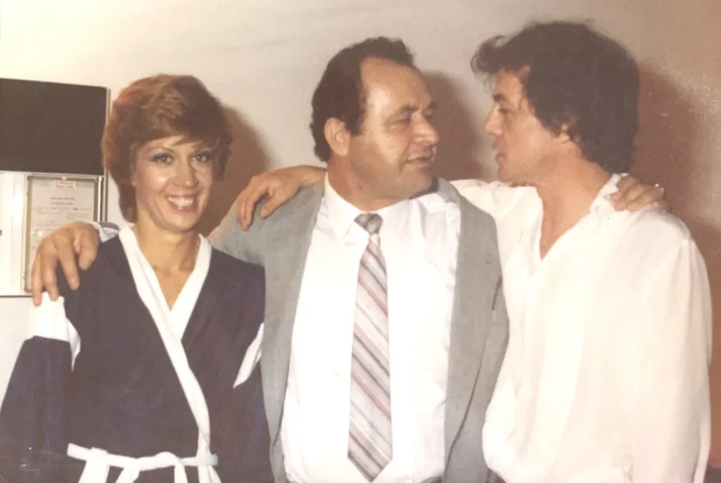 Greek singers Lista Diamanti (left) and Yiannis Parios (right) with Theo Skalkos (centre) during their visit to Australia.
