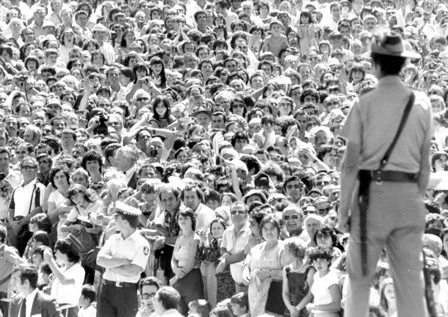 Greeks by the thousands express their respct to their President K. Karamanlis (March, 1982)
