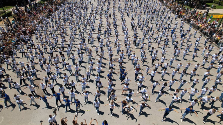 Thessaloniki zeibekiko performance sets new Guinness World Record with 832 dancers